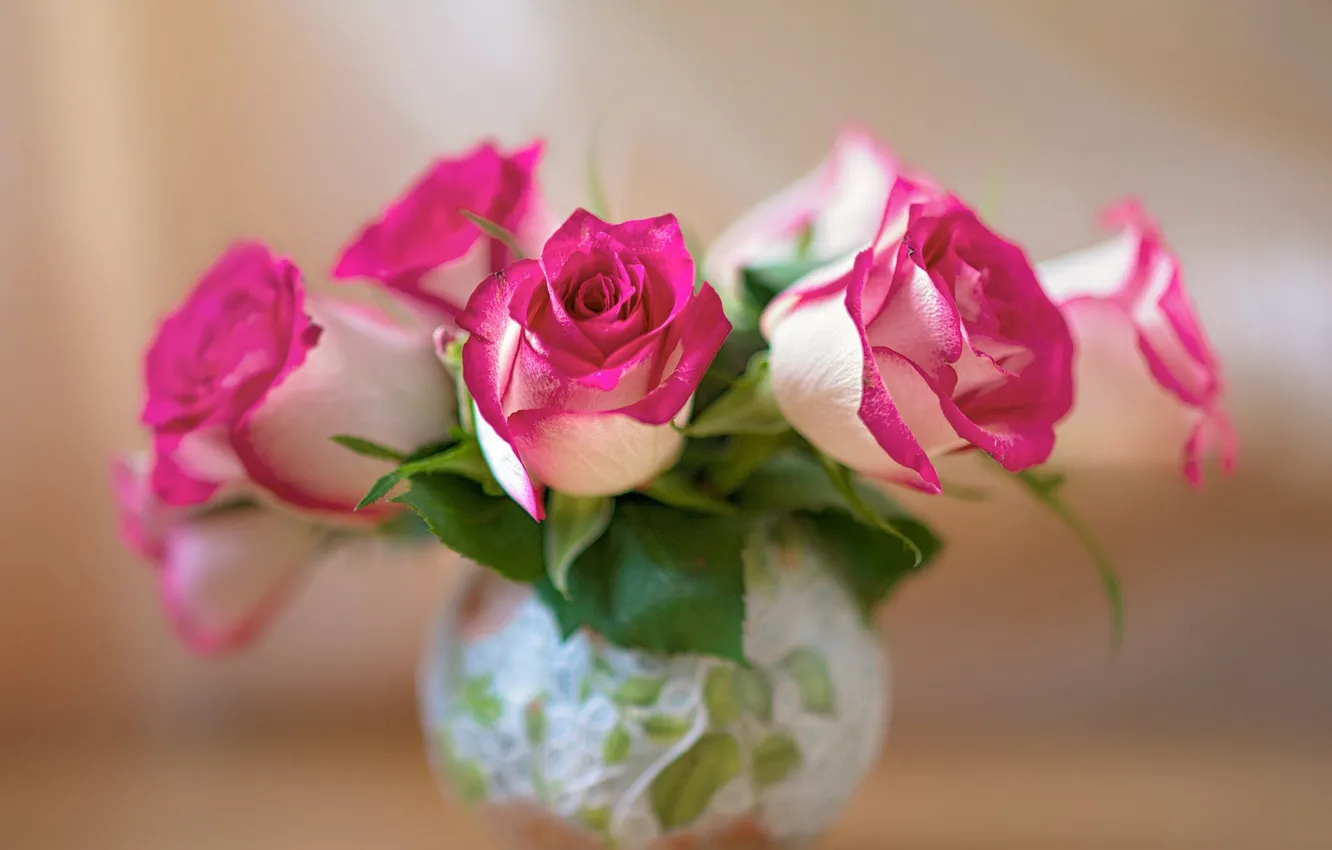 Photo wallpaper blur, on the table, a bouquet of roses