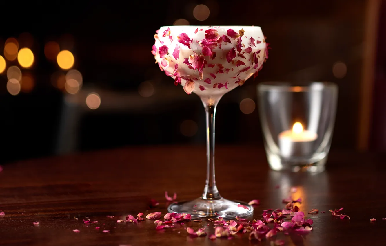 Photo wallpaper glass, petals, cocktail