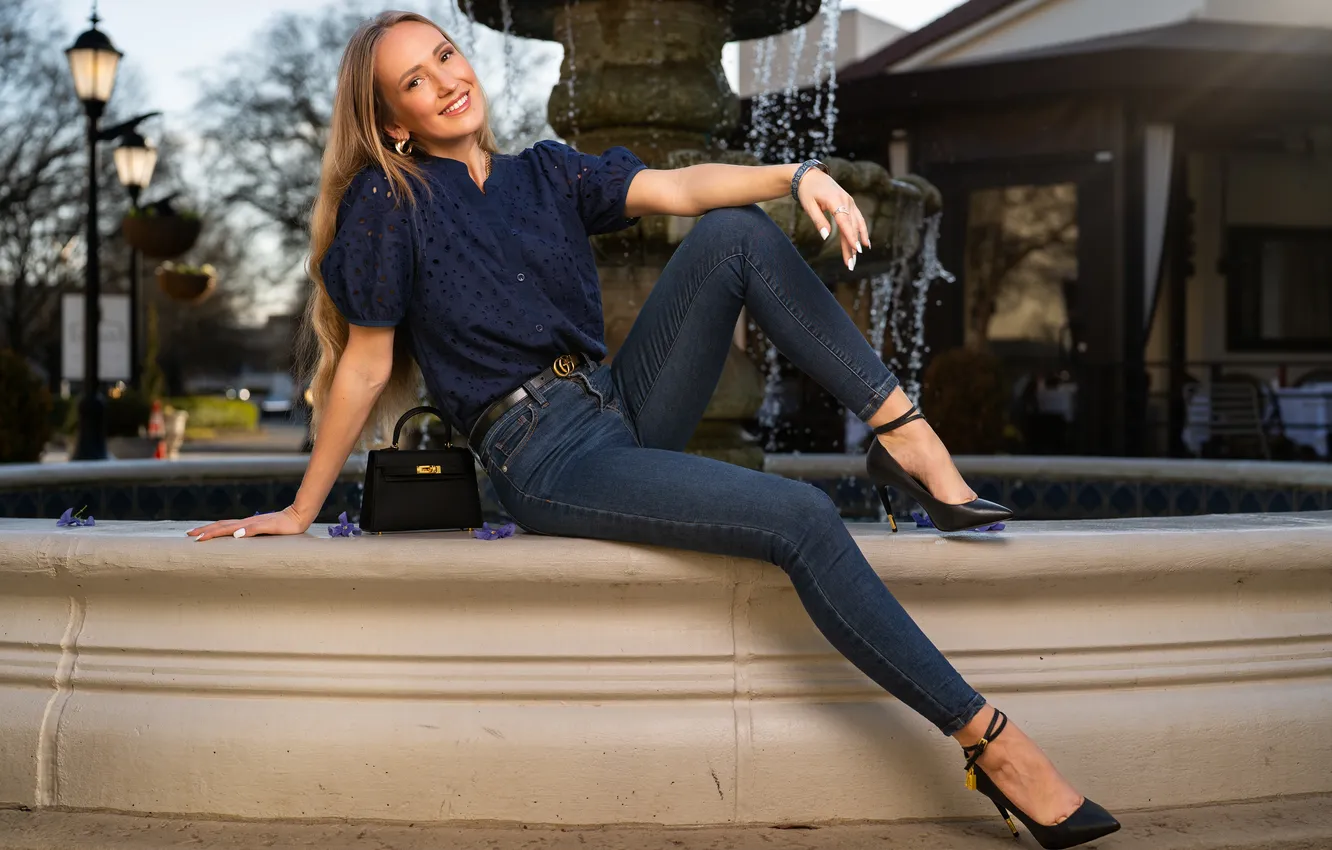 Photo wallpaper fountain, smile, legs, jeans, girl, shoes, Olga, handbag