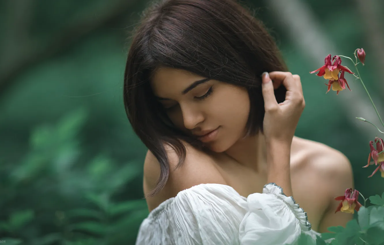 Photo wallpaper girl, flowers, shoulders