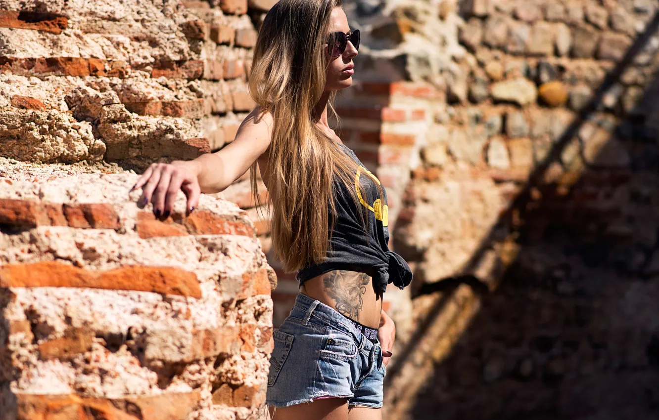 Photo wallpaper the sun, pose, model, shorts, portrait, brick, makeup, figure