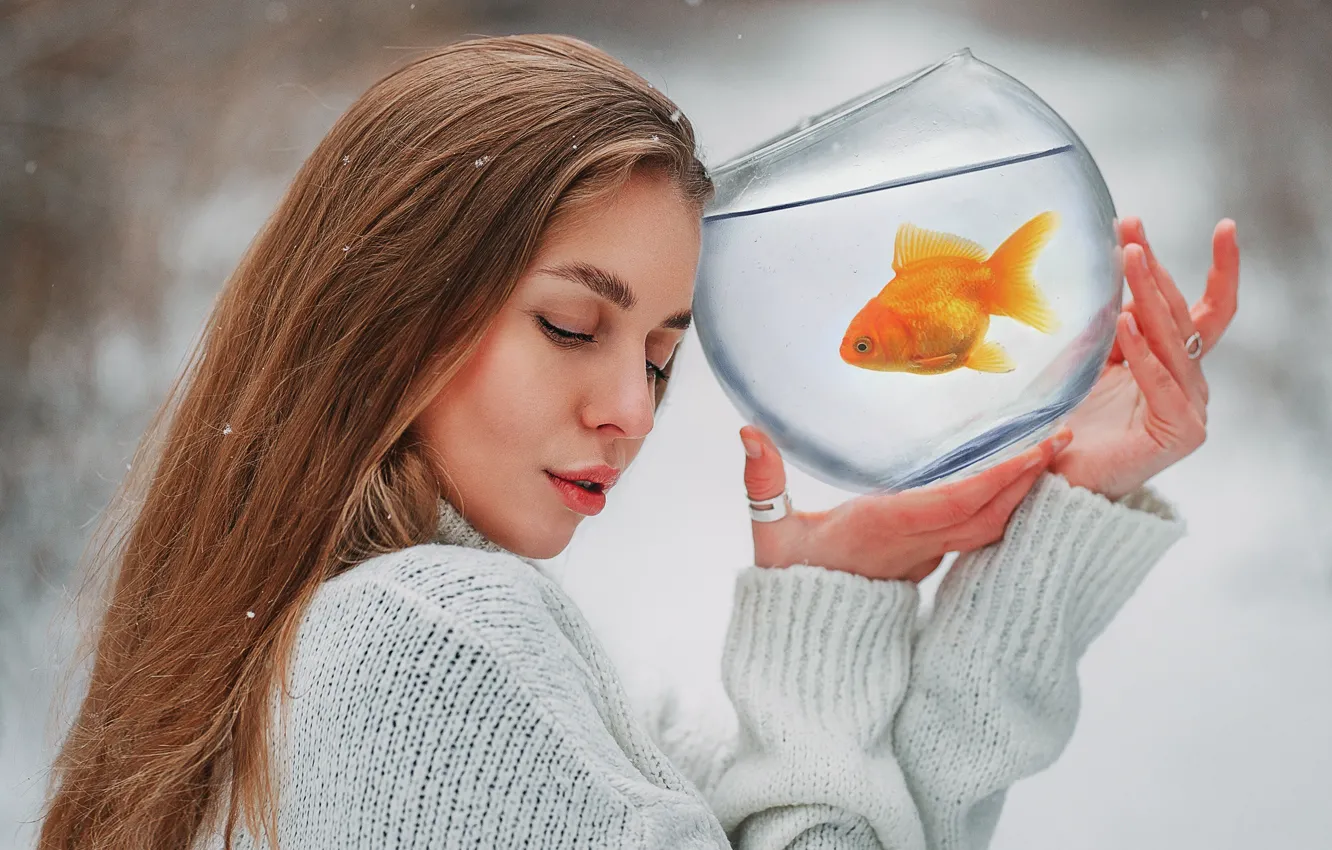 Photo wallpaper girl, face, pose, mood, aquarium, hands, goldfish, long hair