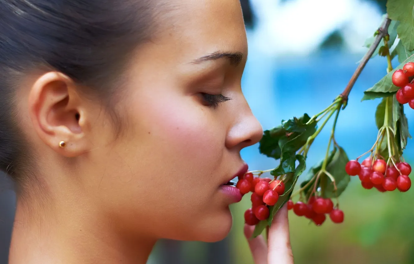 Photo wallpaper girl, nature, berries, breath