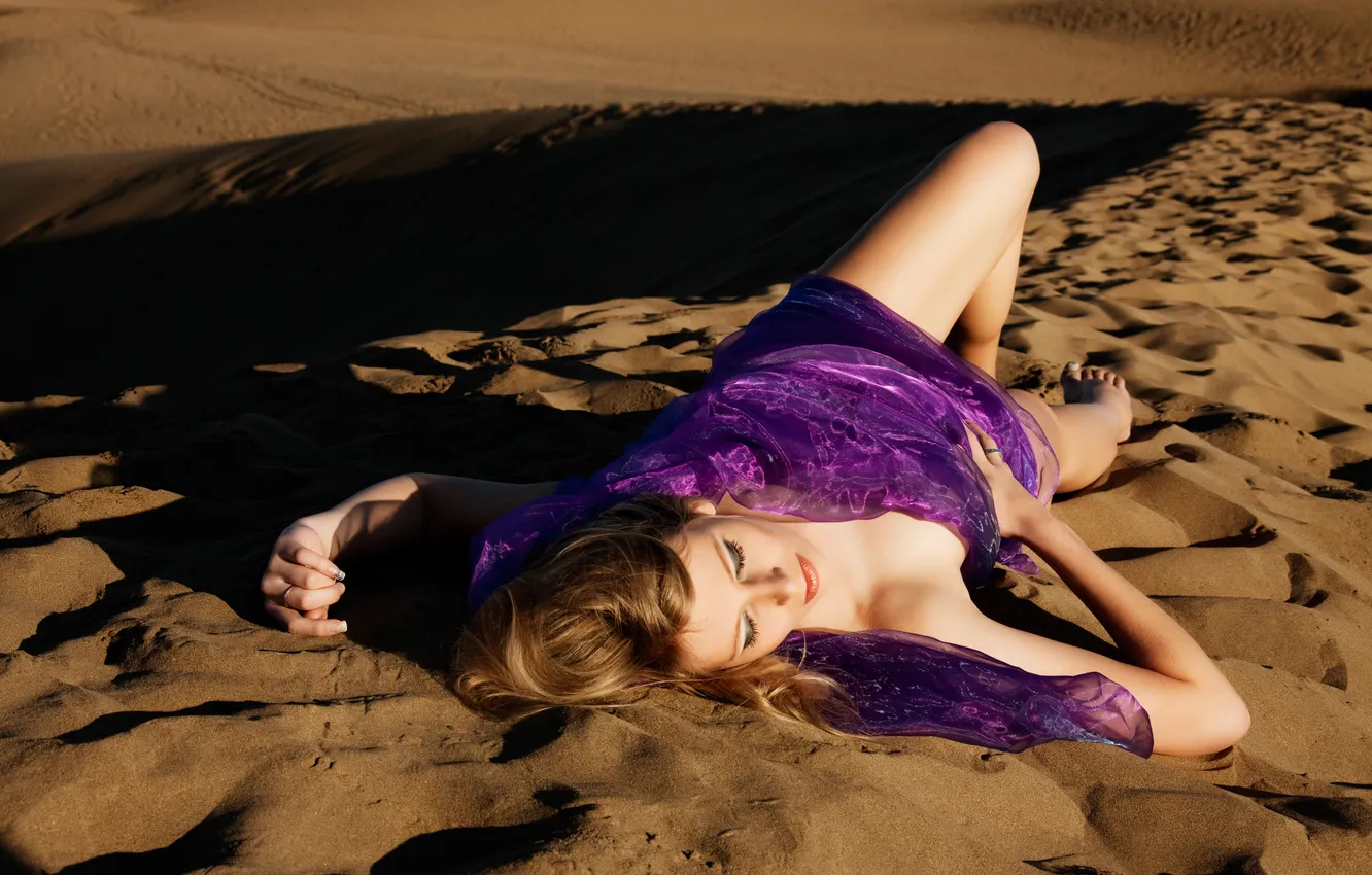 Photo wallpaper sand, beach, girl, hair, shadow, makeup, lies