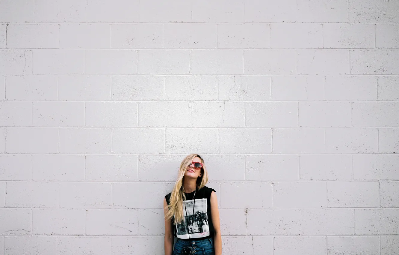 Photo wallpaper girl, shorts, glasses, blonde, smiling