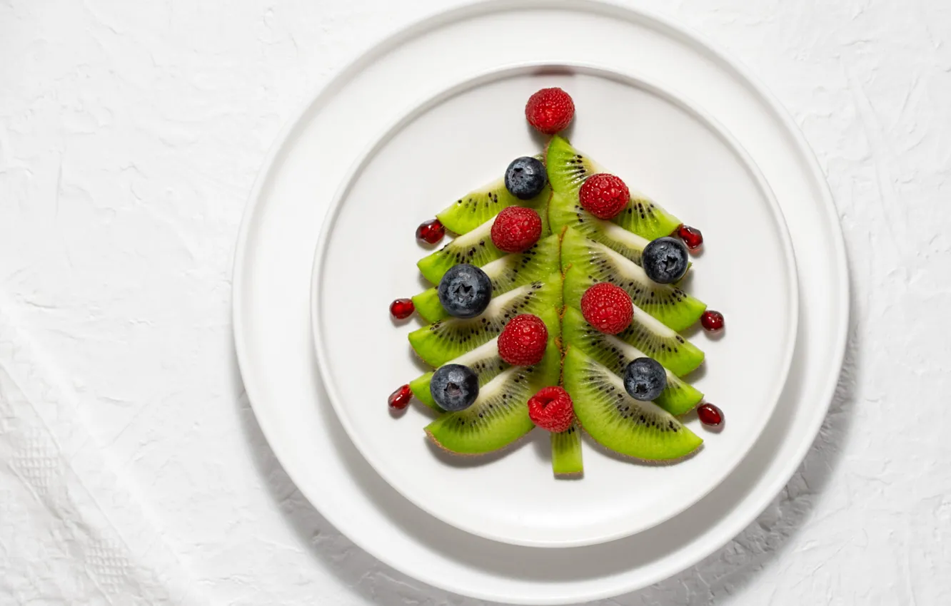 Photo wallpaper berries, raspberry, kiwi, blueberries, plate, white background, herringbone, slices