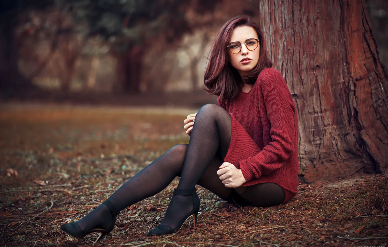 Photo wallpaper girl, glasses, sitting, Megane, Lods Franck