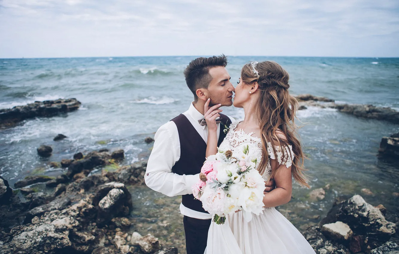 Photo wallpaper sea, kiss, bouquet, dress, hugs, pair, lovers, the bride