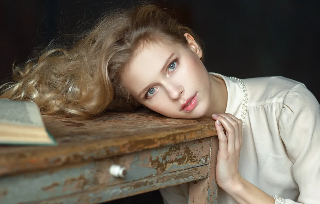 Photo wallpaper look, girl, table, book, Lisa