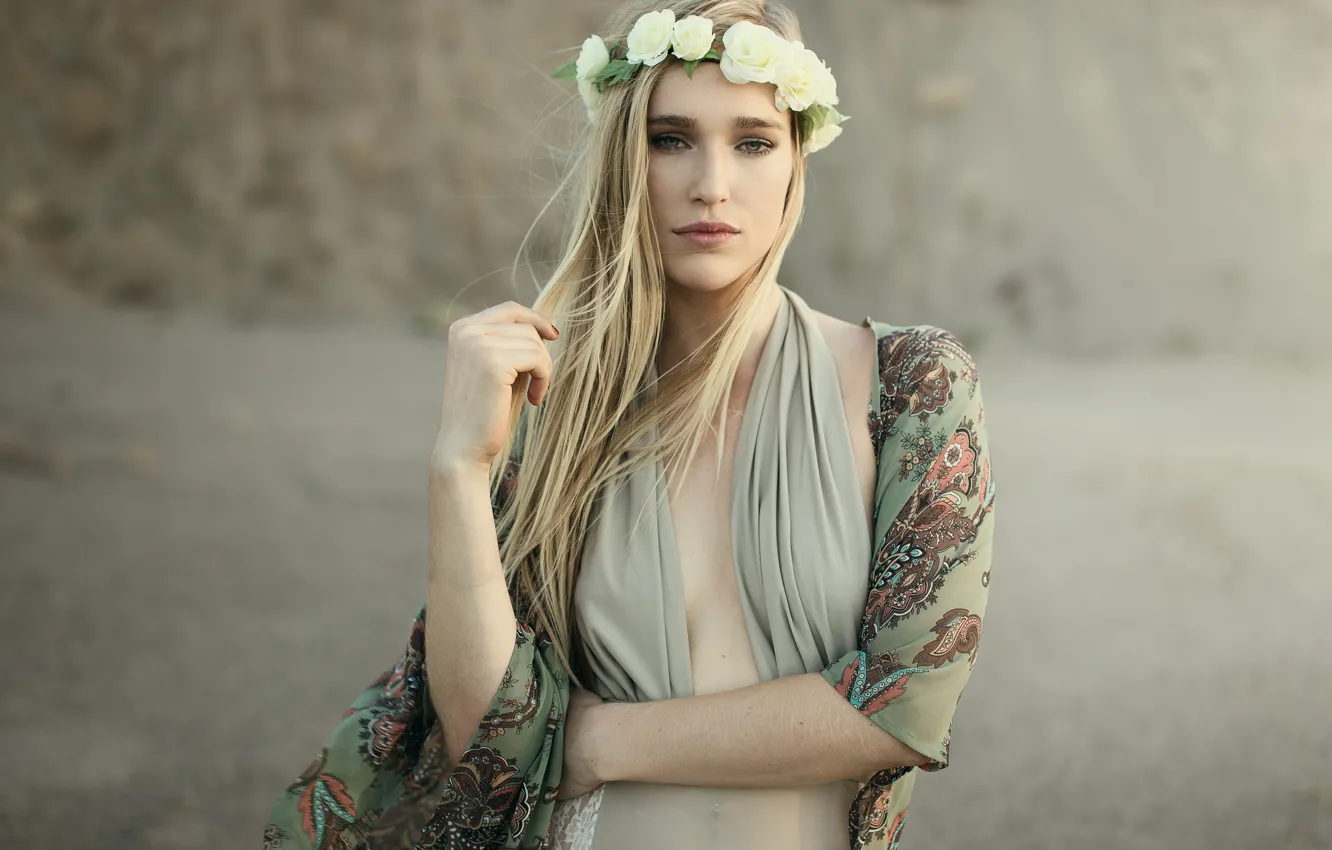 Photo wallpaper eyes, desert, crown, dress, lips, dress, desert, eyes