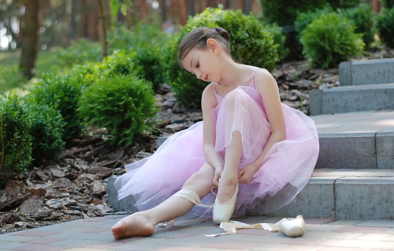 Photo wallpaper greens, girl, girl, ballerina, greenery, Pointe shoes, Ballerina, summer day