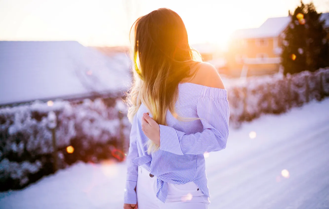 Photo wallpaper winter, girl, snow, shoulders