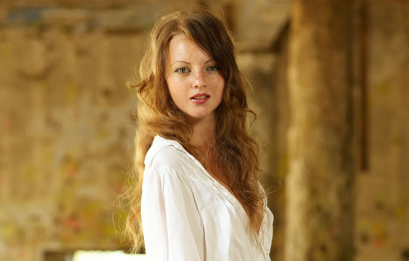 Photo wallpaper girl, freckles, shirt, brown hair, curls, curls, solar, gray-eyed