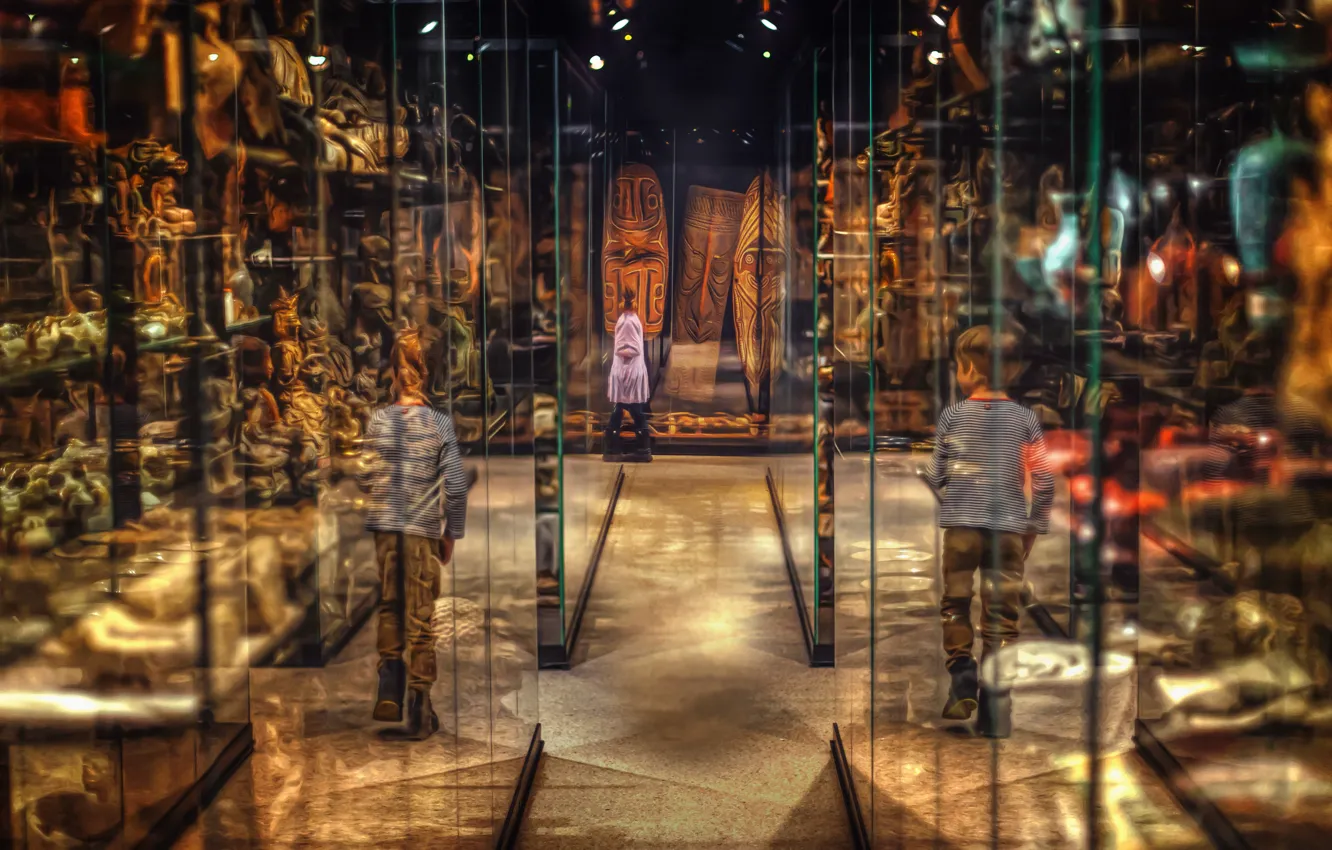 Photo wallpaper reflection, boy, girl, Museum, Lost in the museum