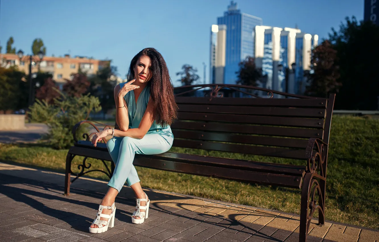 Photo wallpaper look, the sun, trees, bench, the city, pose, model, portrait
