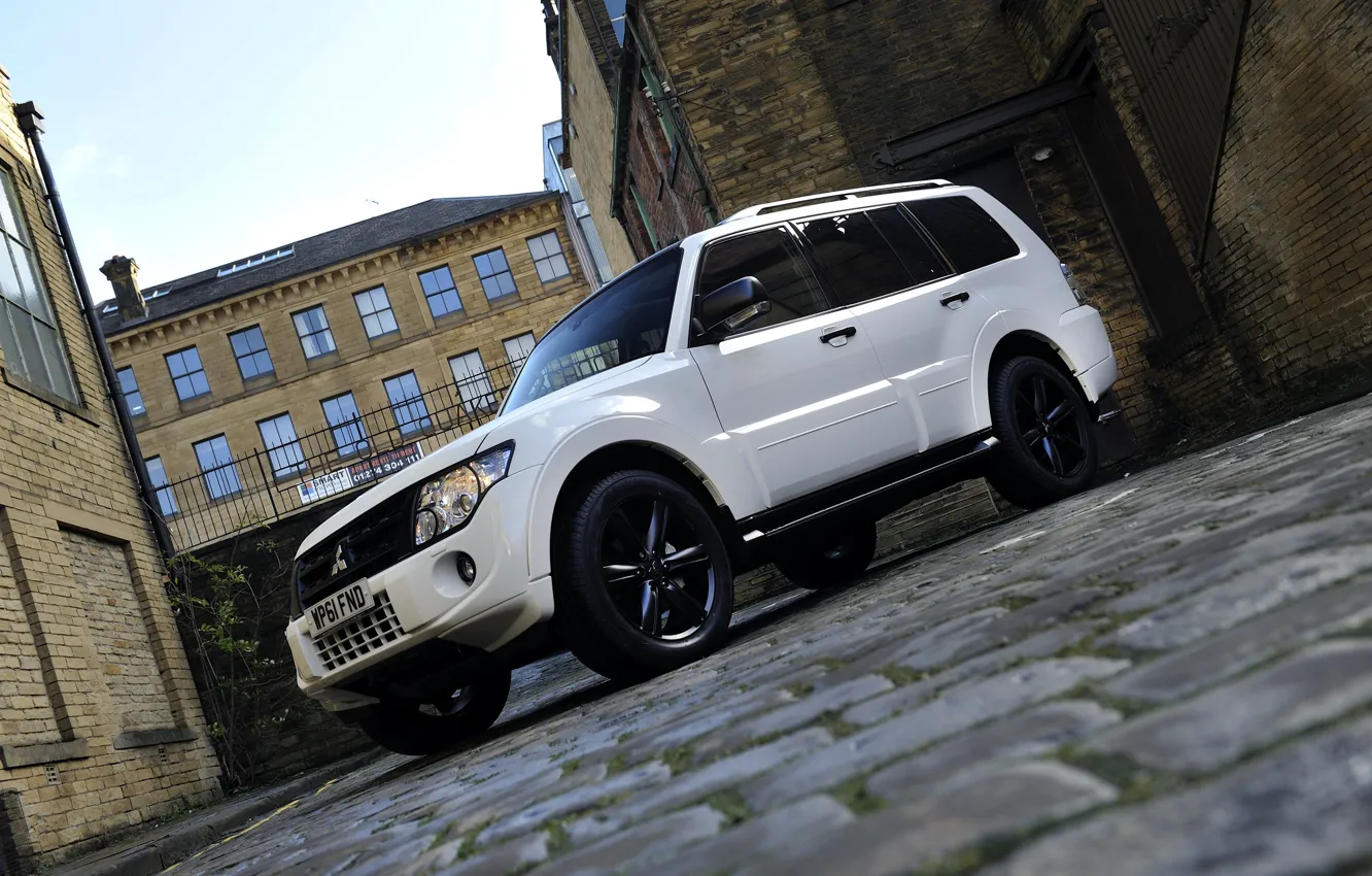 Photo wallpaper white, home, yard, Mitsubishi, 2012, Black, Pajero, SUV