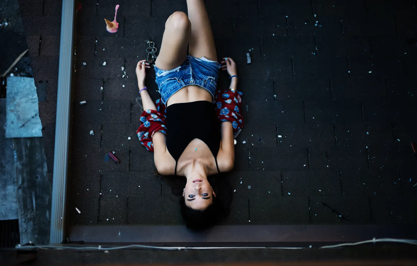 Photo wallpaper roof, look, hair, shorts, jeans, lies