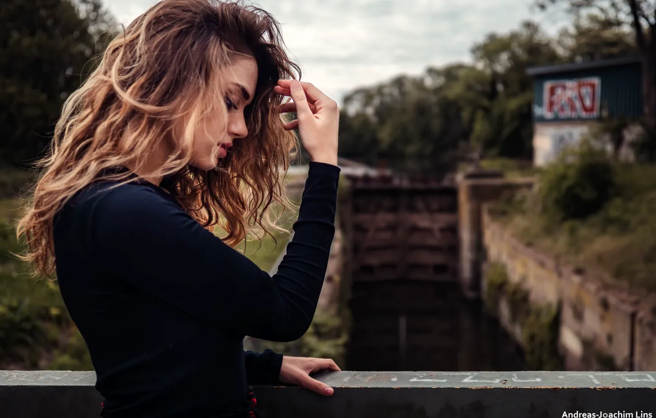 Photo wallpaper pose, model, portrait, makeup, hairstyle, brown hair, the parapet, bokeh