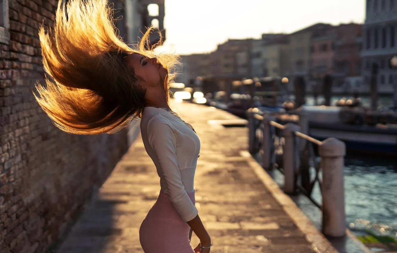 Photo wallpaper girl, pose, hair, figure, Venice, channel, promenade, Marco Squassina