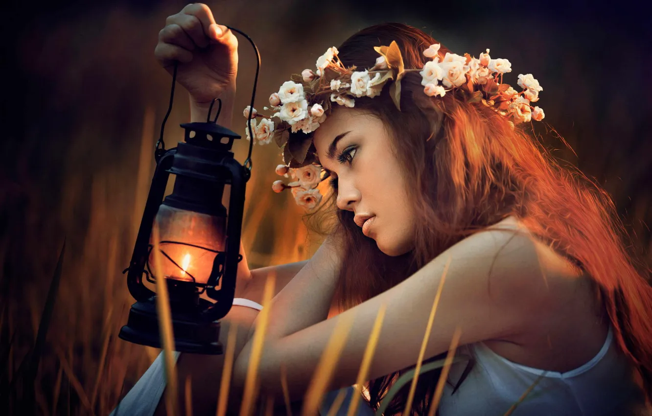 Photo wallpaper lamp, portrait, wreath