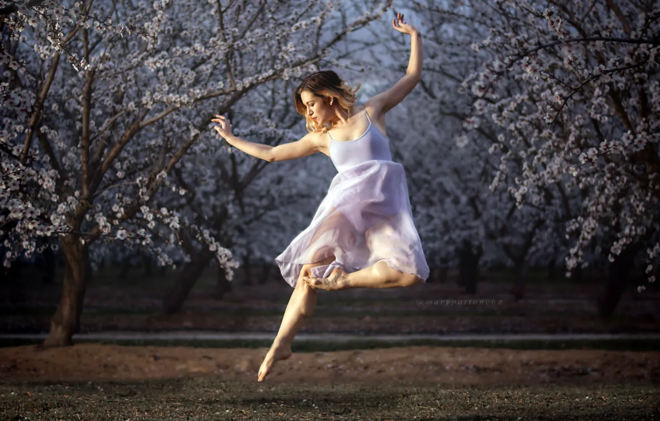 Photo wallpaper girl, dance, garden