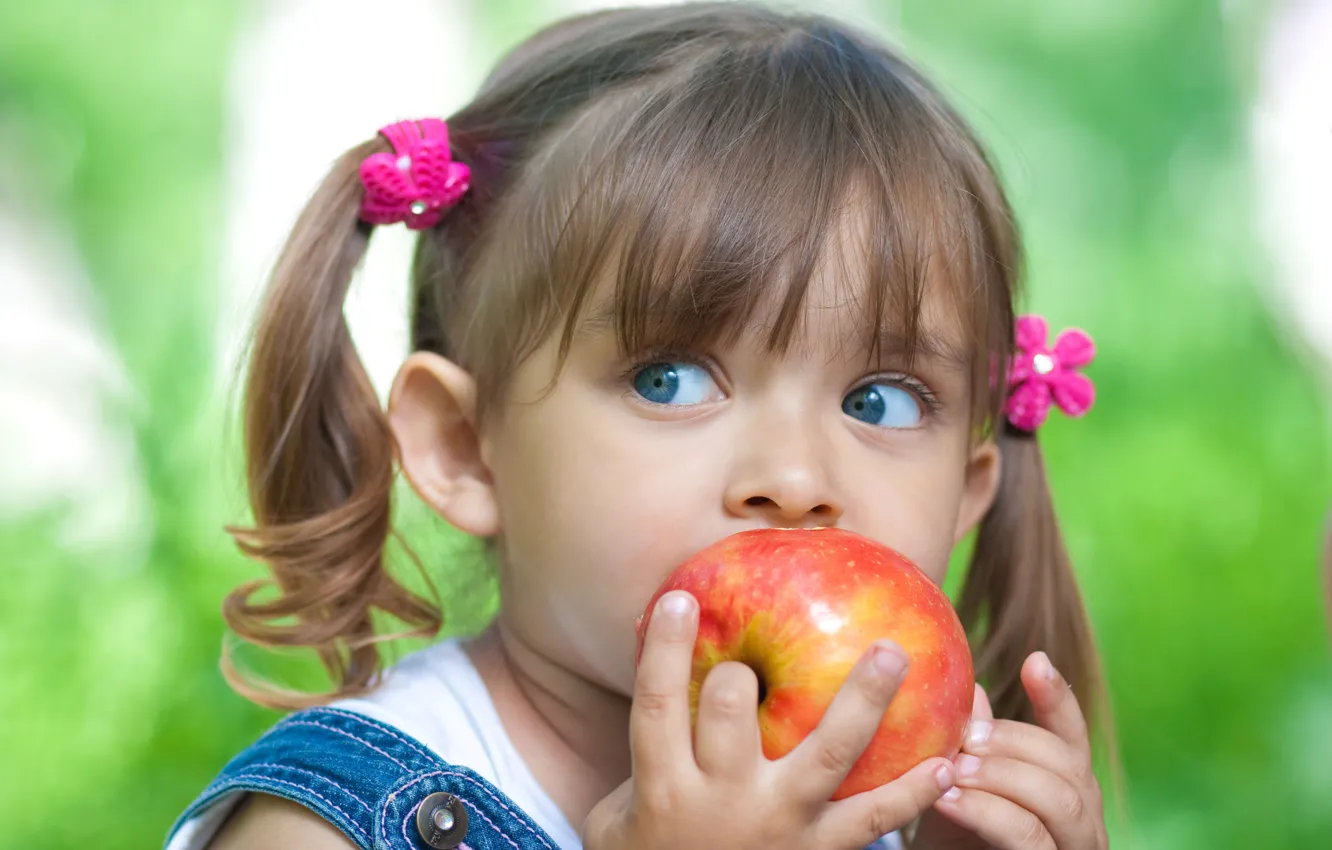 Photo wallpaper eyes, look, red, apple, Apple, blue, girl, red