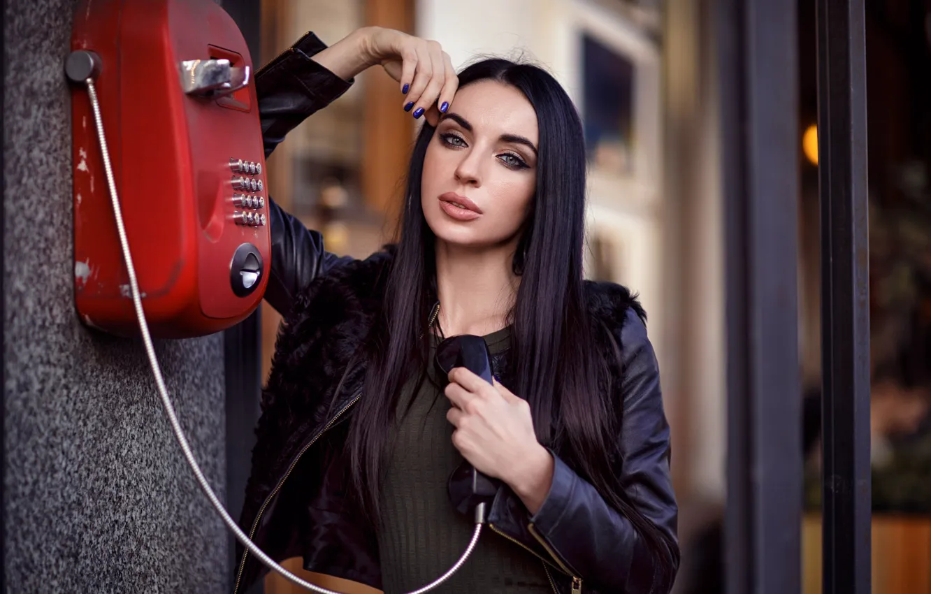 Photo wallpaper look, hands, brunette, phone, Hakan Erenler, phone, Darina Rogachev