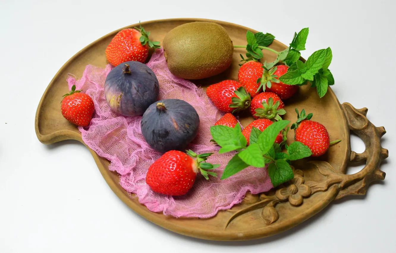 Photo wallpaper kiwi, strawberry, plate, figs, gauze