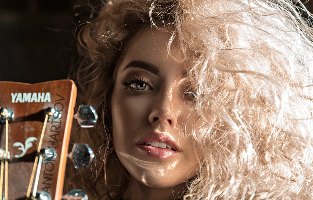 Photo wallpaper guitar, sponge, teeth, Anton Kharisov, Lera Polovynchyk