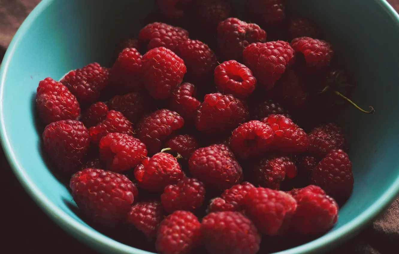 Photo wallpaper berries, raspberry, the dark background, Cup