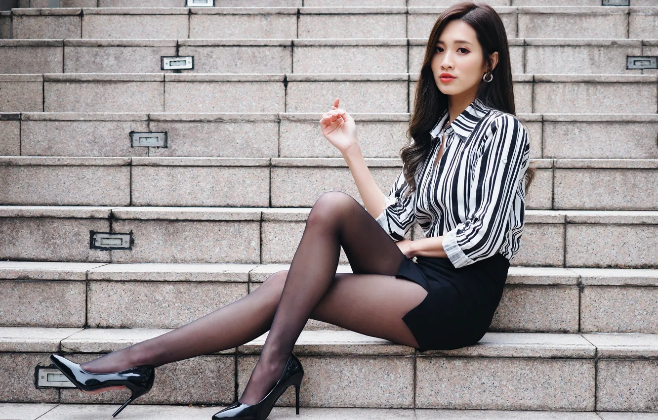 Photo wallpaper steps, legs, Asian
