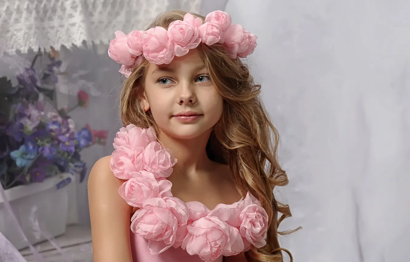 Photo wallpaper girl, Princess, wreath