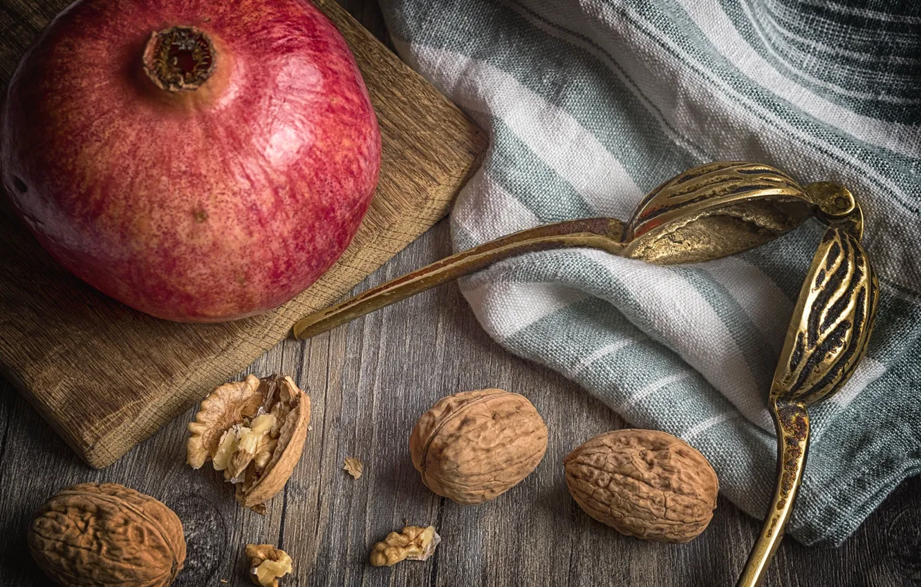 Photo wallpaper nuts, garnet, walnuts