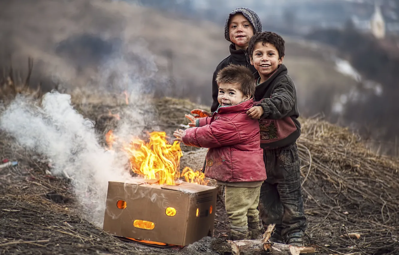 Photo wallpaper happiness, children, smile, heat, box, the fire, flame, box