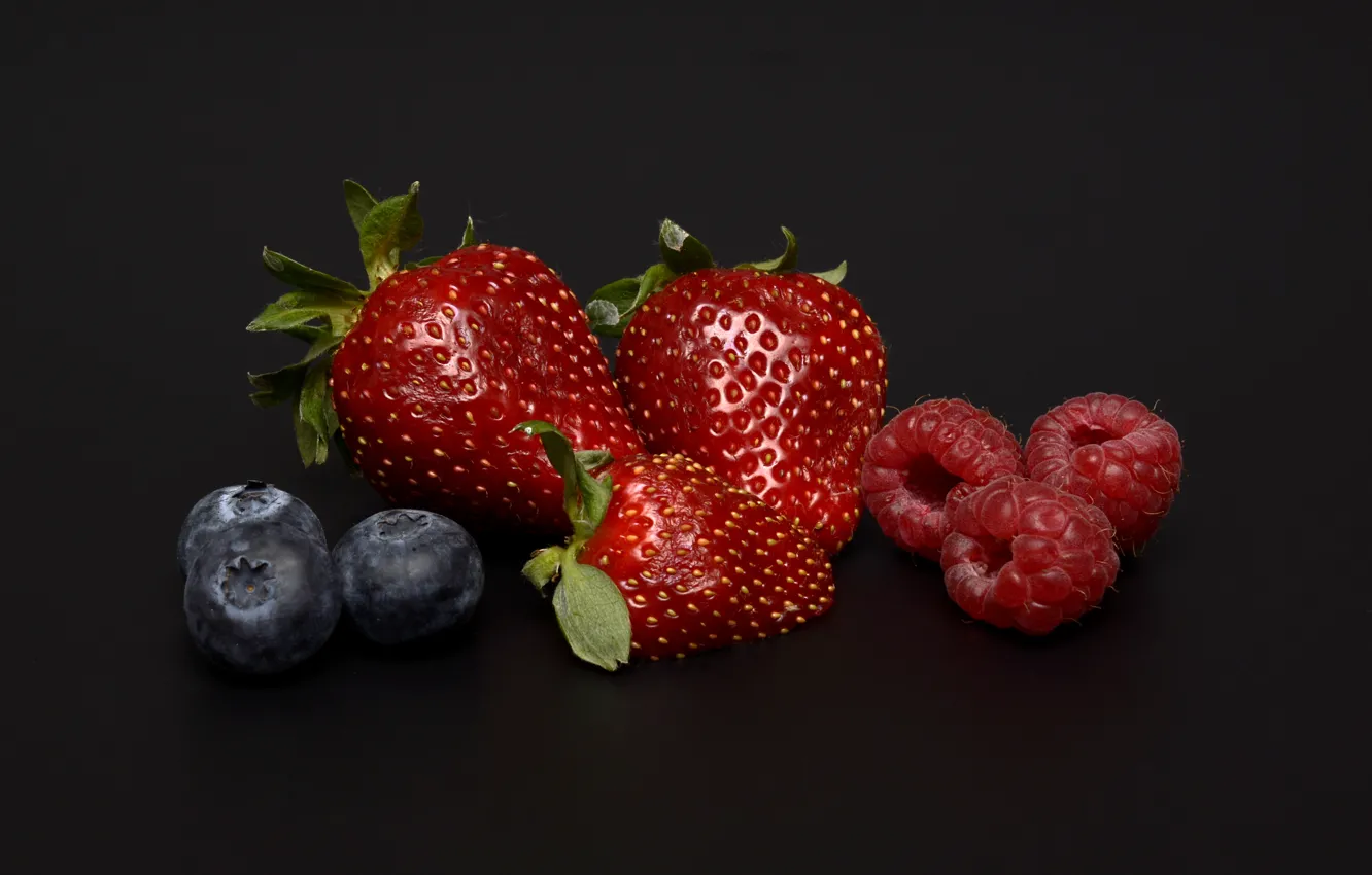 Photo wallpaper macro, berries, raspberry, blueberries, strawberry