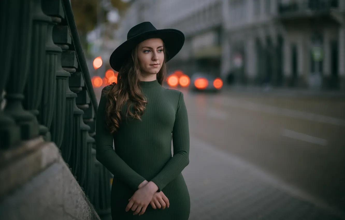 Photo wallpaper girl, the city, olive