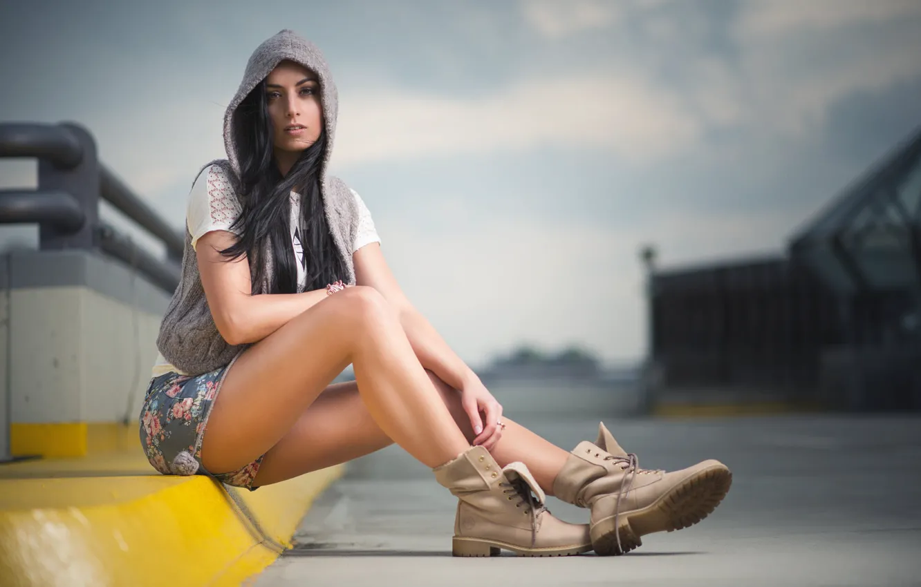 Photo wallpaper look, shorts, shorts, beautiful girl, look, beautiful girl, long legs, charming brunette