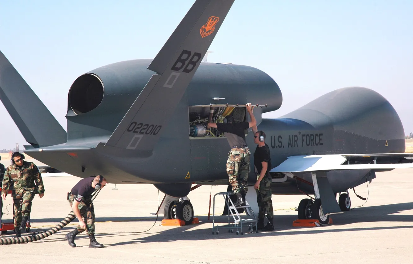 Photo wallpaper USA, soldier, man, U.S. Air Force, drone, VANT, Northrop Grumman RQ-4 Global Hawk