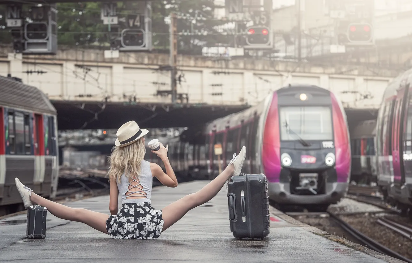 Photo wallpaper girl, the platform, suitcase, twine, Johanna Lorand Guilbert