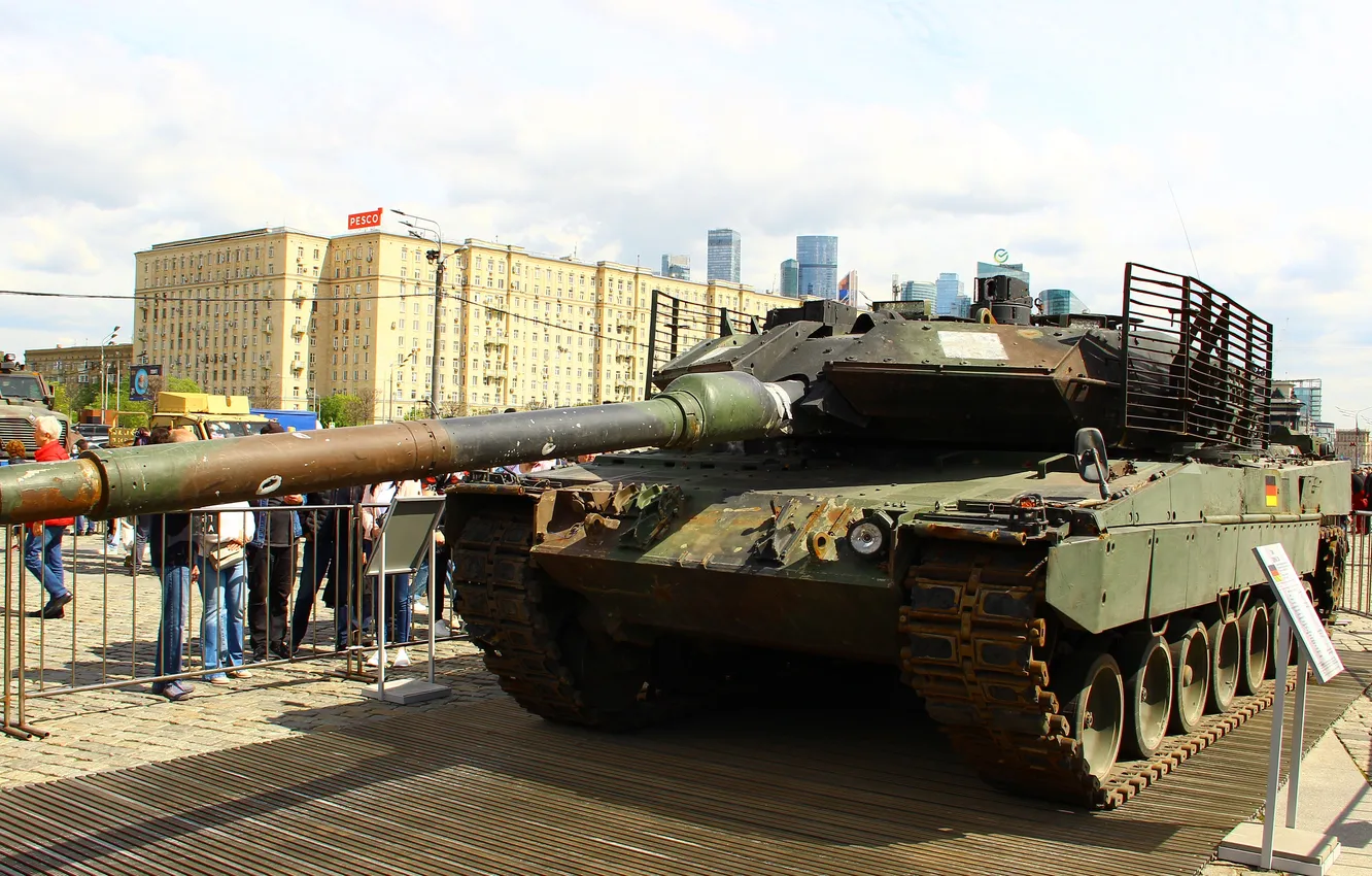 Photo wallpaper Germany, tank, Moscow, front, 2024, SVO, Poklonnaya Gora, Trophies of military equipment from Ukraine and …