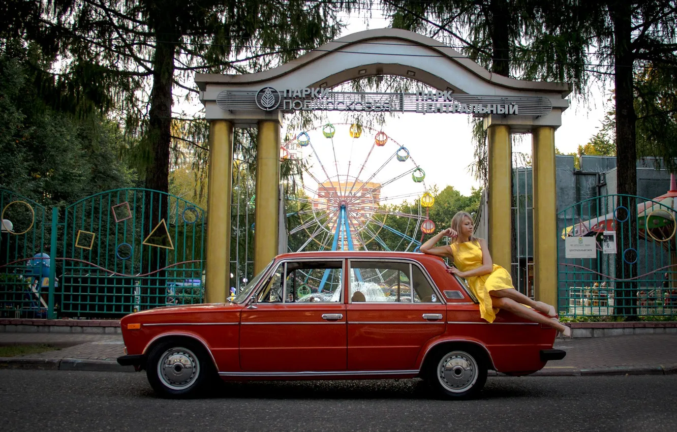 Photo wallpaper trees, Park, the fence, dress, blonde, arch, rides, entrance