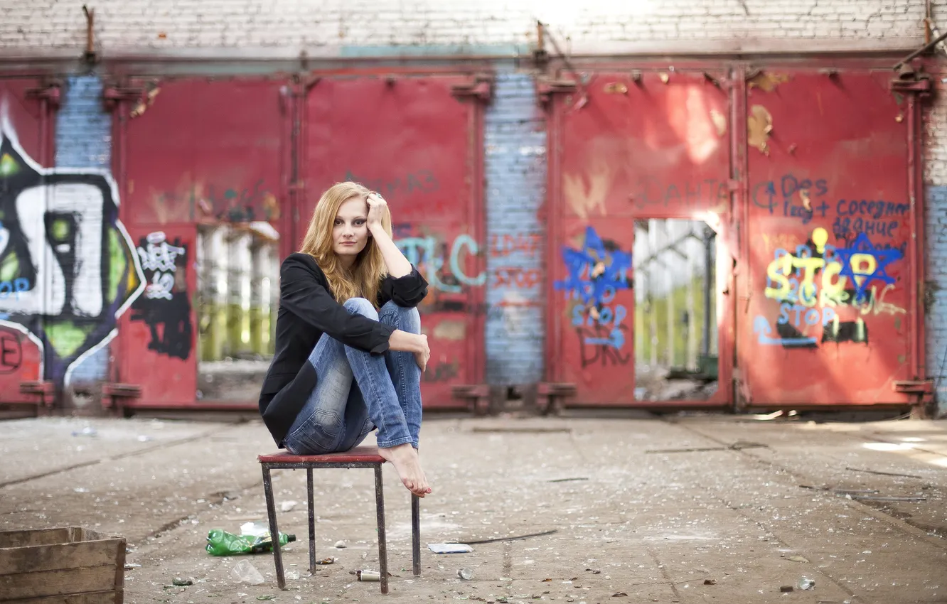 Photo wallpaper girl, smile, graffiti, blonde, garages