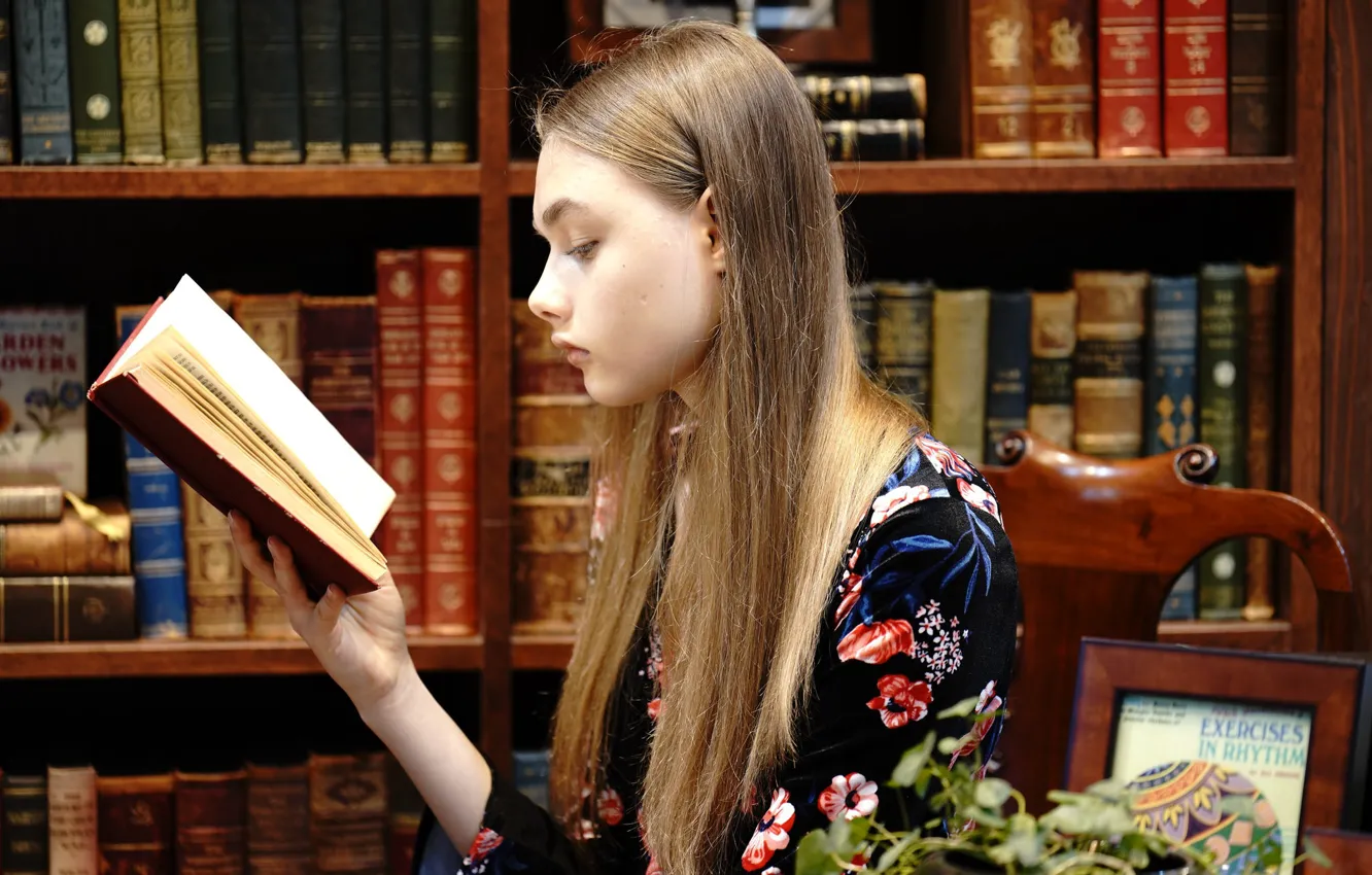 Photo wallpaper girl, face, hair, book, library, reads