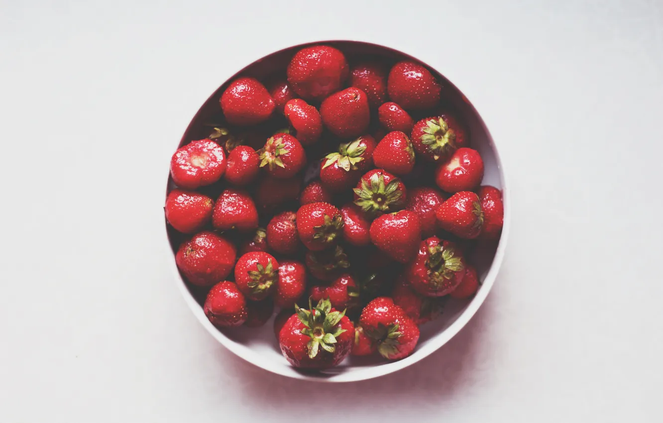Photo wallpaper red, berries, strawberry, plate, bowl