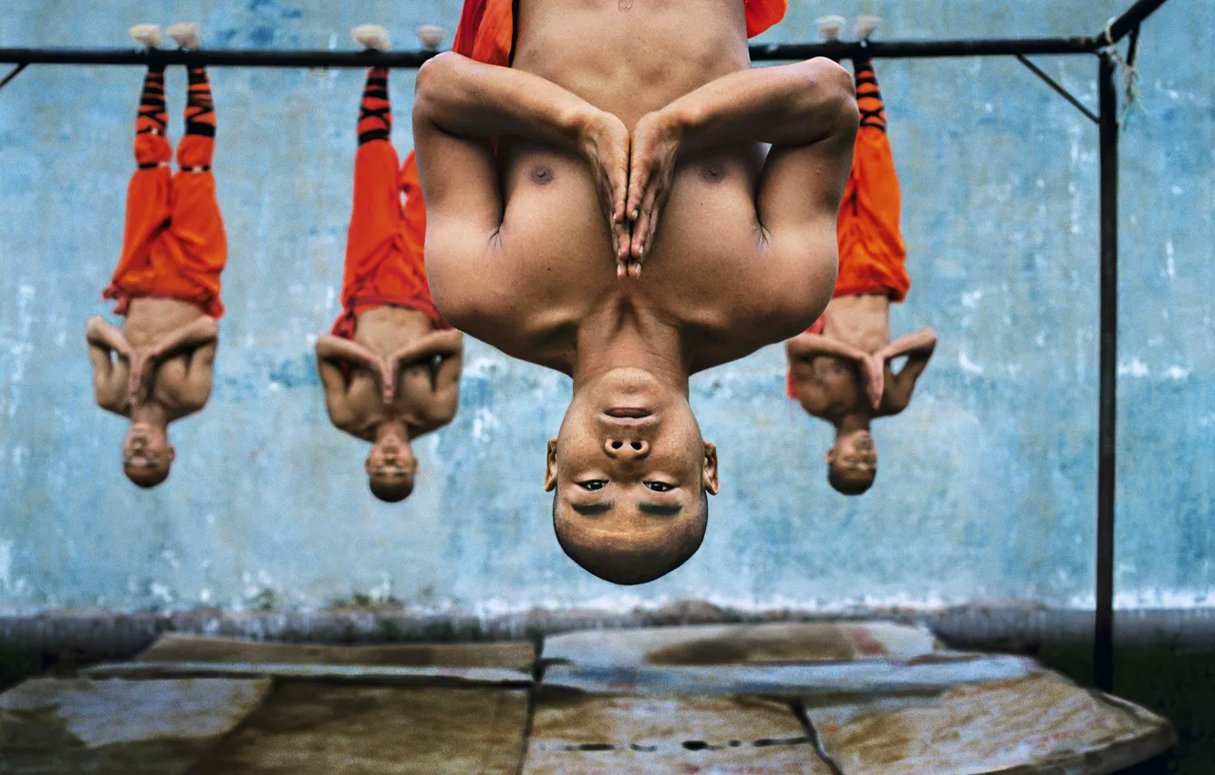 Photo wallpaper China, China, Men, Upside down, Upside down, Hunan Province, Shaolin, Hanging
