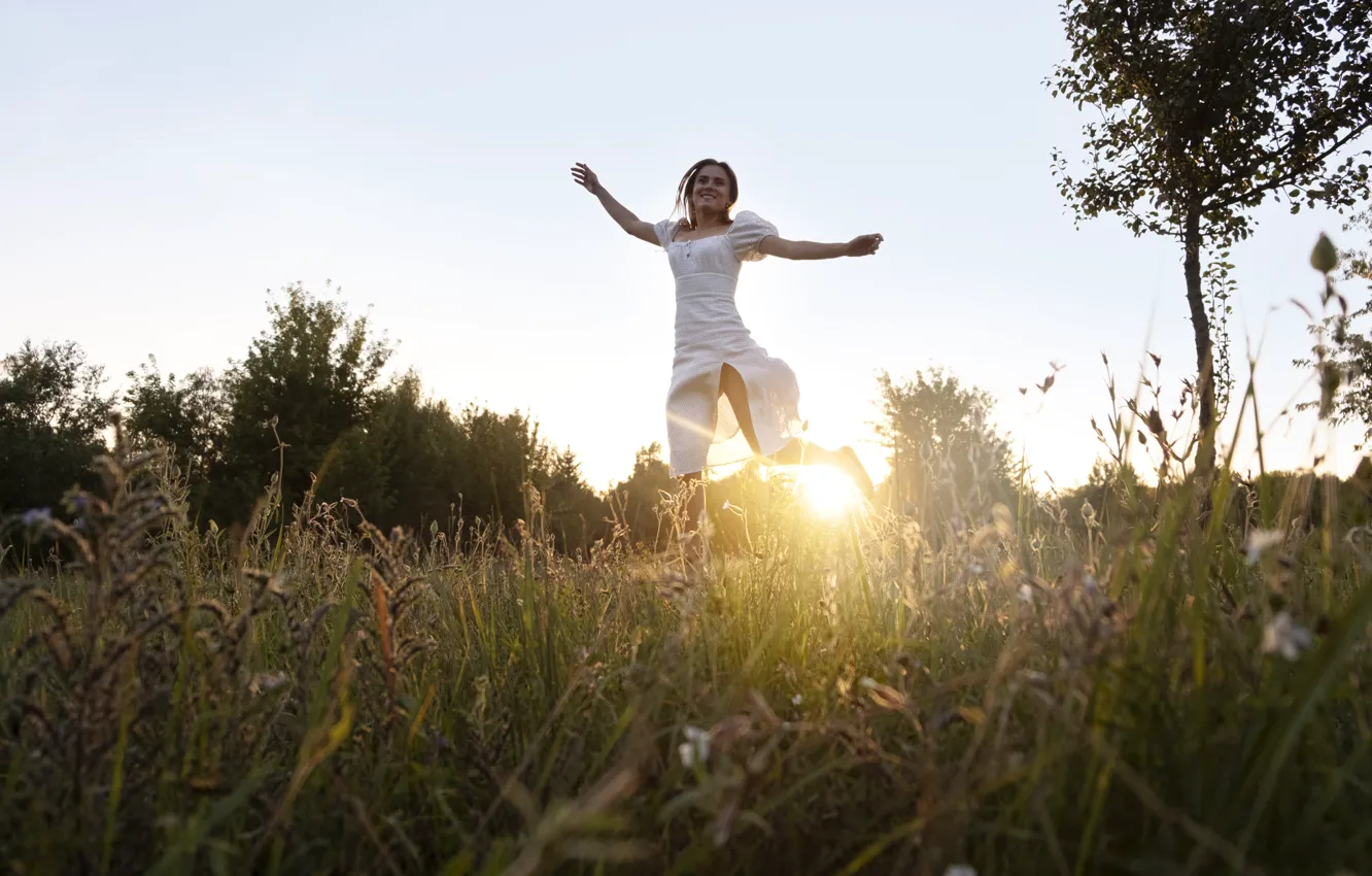Photo wallpaper smiley, woman, sunset, portrait, outdoor, running