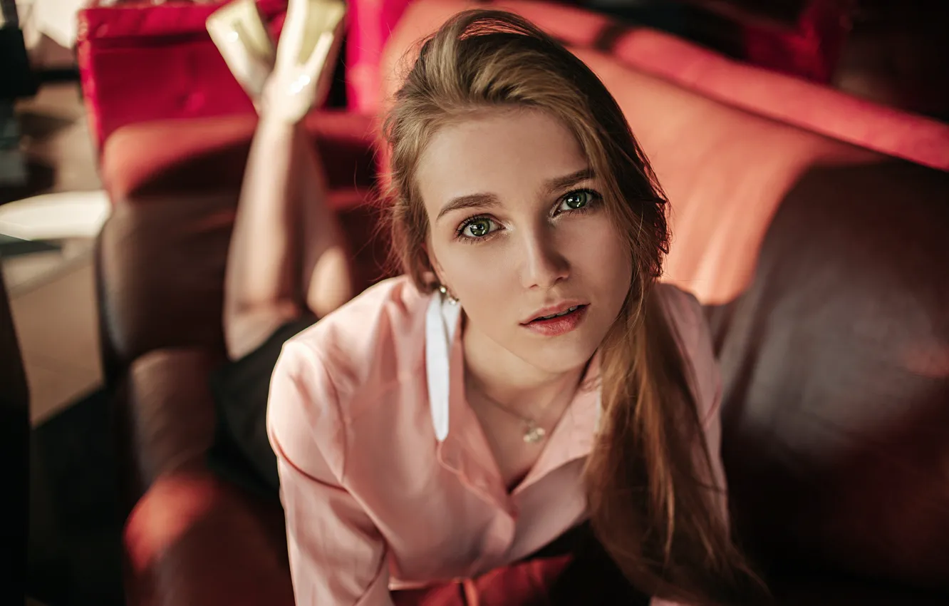 Photo wallpaper girl, pose, sofa, model, hair, shirt, Sasha Rusko