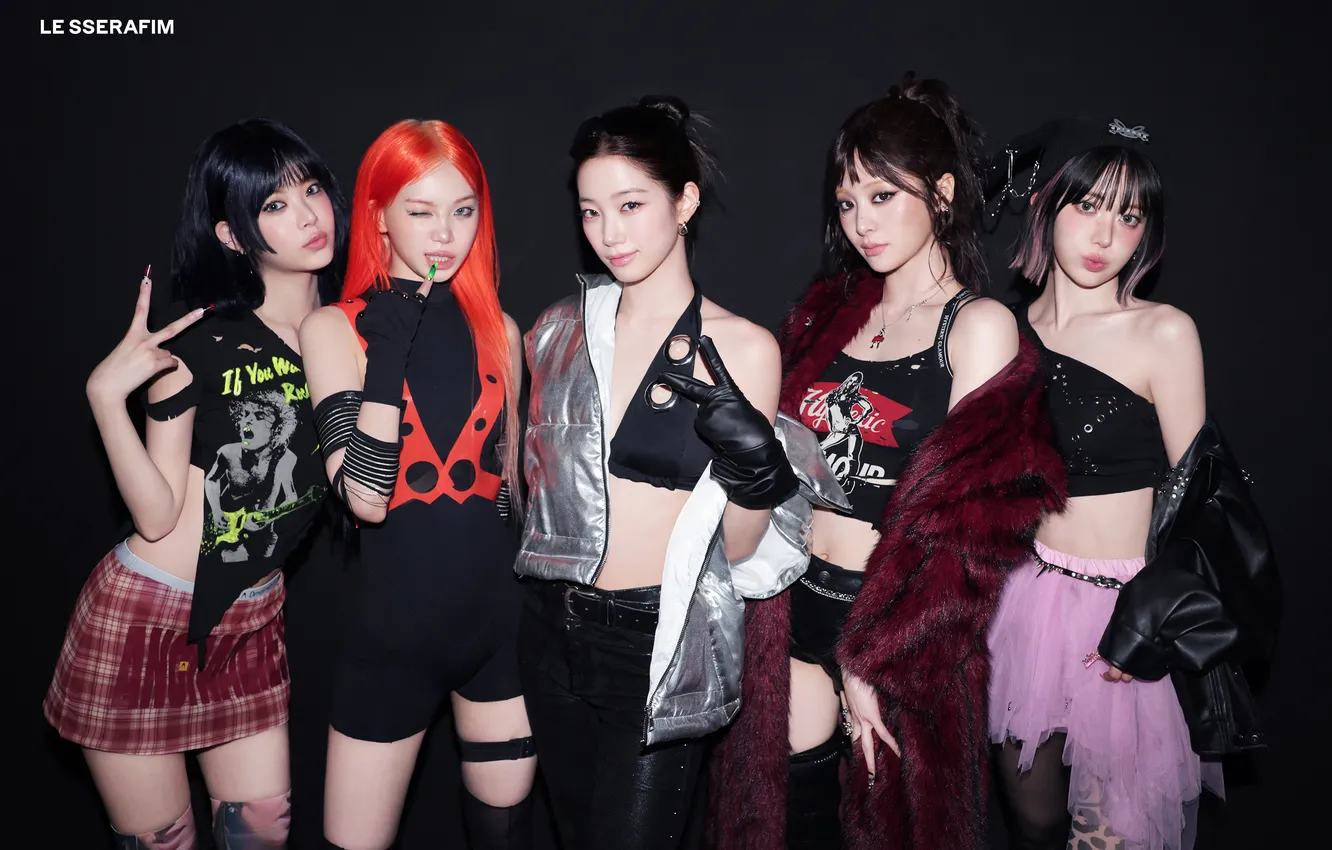 Photo wallpaper K-Pop, Kazuha, Huh Yunjin, Hong Eunchae, Kim Chaewon, Gloves, THE SSERAFIM, Coat