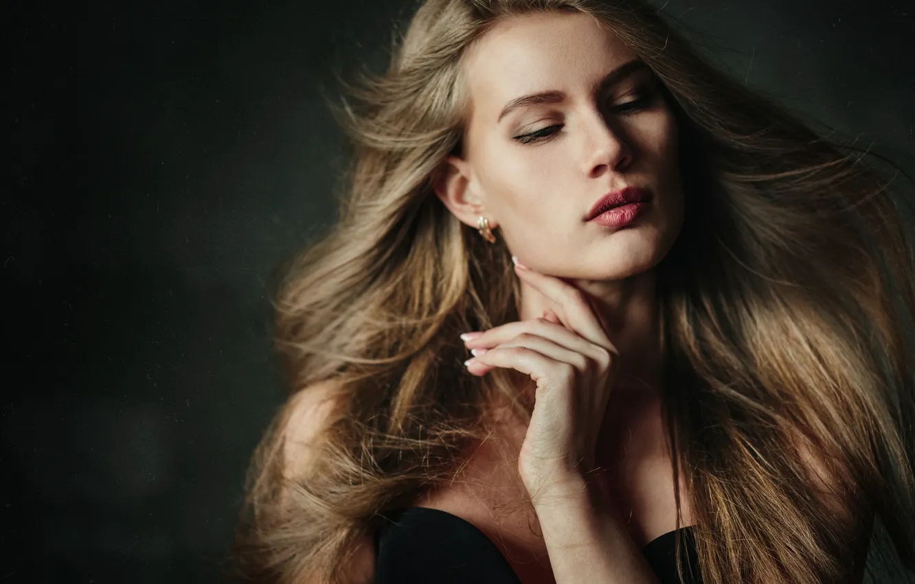 Photo wallpaper girl, face, background, hair, portrait, hands, sponge, Nastya