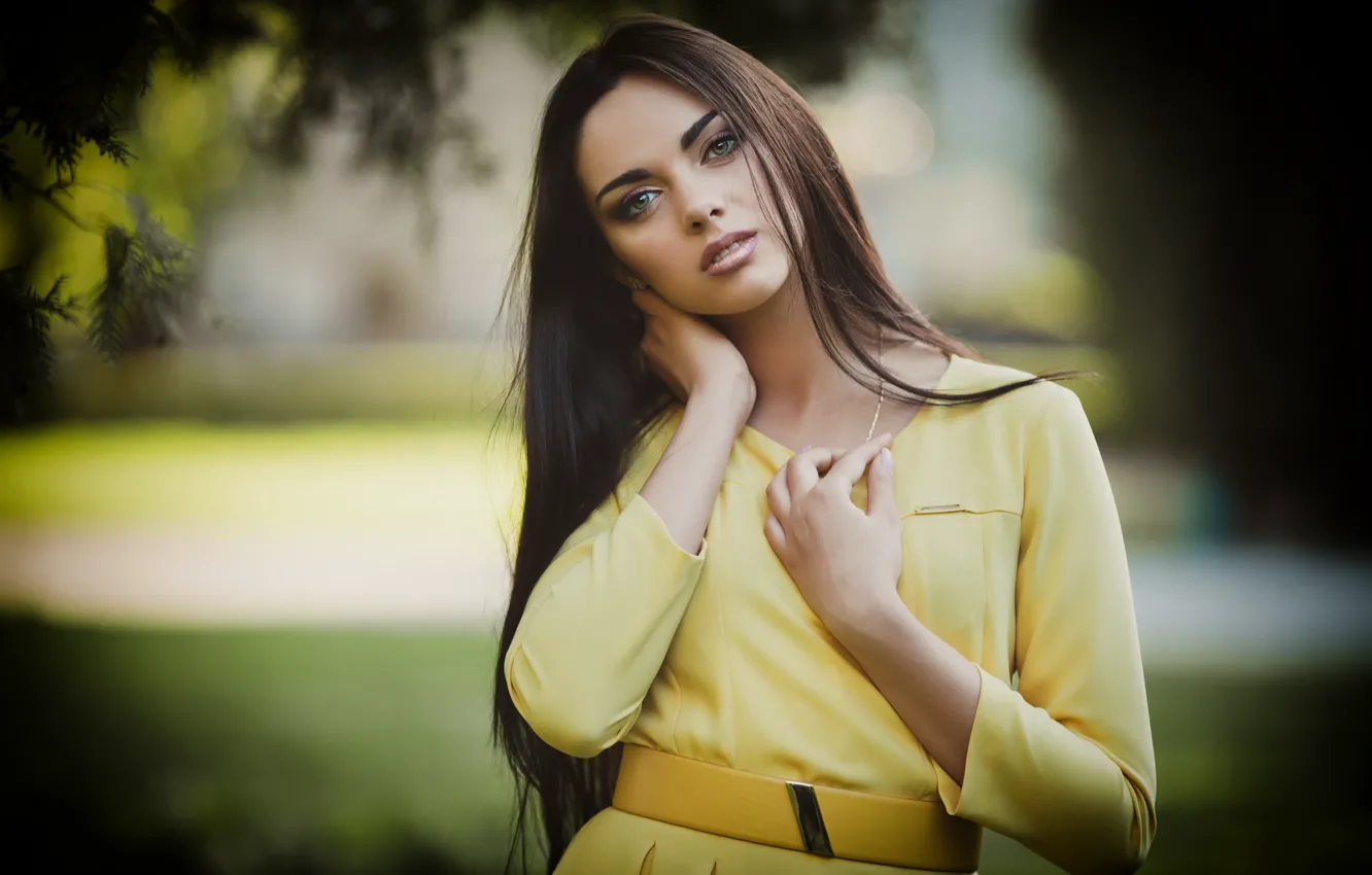 Photo wallpaper portrait, in yellow, Alina